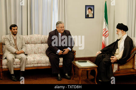 All'Iran il leader supremo Ayatollah Ali Khamenei (R) colloqui con l'Iraq per il presidente Jalal Talabani (C) come il Presidente dell'Iran Mahmoud Ahmadinejad li ascolta durante il loro incontro a Teheran il 28 novembre 2006. Un'immagine dell'Iran del ritardo di leader supremo Rohollah Khomeini è visibile sulla destra. (UPI Photo/ Payam Borazjani/STR) Foto Stock