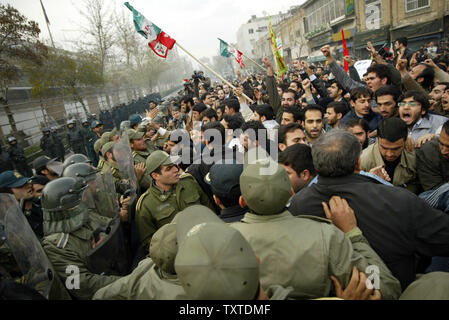 Iraniano di polizia antisommossa scontro con i membri di dell'Iran islamico rigorosa milizia Basij durante una dimostrazione di fronte all'Ambasciata britannica a Teheran il 1 aprile 2007. Il presidente iraniano Mahmoud Ahmadinejad ha detto che 15 catturato marinai britannici erano stati sequestrati in acque iraniane, chiamando la Gran Bretagna e i suoi alleati "arroganti' per rifiutare di scusarsi, ufficiale del paese agenzia di notizie riportate. UPI (foto) Foto Stock