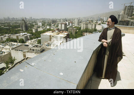 Iran dell ex Presidente Seyyed Mohammad Khatami si è visto dopo la sua conferenza stampa su "Il Secondo Congresso Internazionale sulla fine rivoluzionario fondatore Ayatollah Khomeini e il reame della religione (Dignità umana)' in Tehran, Iran il 26 maggio 2007. (UPI foto/Mohammad Kheirkhah) Foto Stock