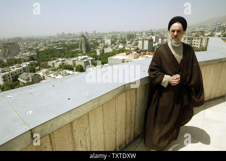 Iran dell ex Presidente Seyyed Mohammad Khatami si è visto dopo la sua conferenza stampa su "Il Secondo Congresso Internazionale sulla fine rivoluzionario fondatore Ayatollah Khomeini e il reame della religione (Dignità umana)' in Tehran, Iran il 26 maggio 2007. (UPI foto/Mohammad Kheirkhah) Foto Stock