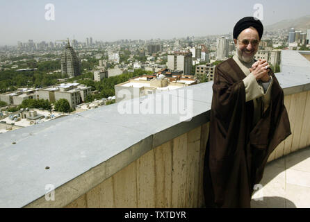 Iran dell ex Presidente Seyyed Mohammad Khatami si è visto dopo la sua conferenza stampa su "Il Secondo Congresso Internazionale sulla fine rivoluzionario fondatore Ayatollah Khomeini e il reame della religione (Dignità umana)' in Tehran, Iran il 26 maggio 2007. (UPI foto/Mohammad Kheirkhah) Foto Stock