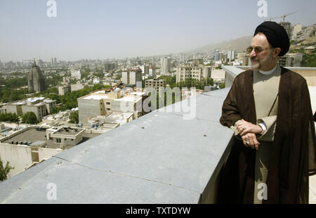 Iran dell ex Presidente Seyyed Mohammad Khatami si è visto dopo la sua conferenza stampa su "Il Secondo Congresso Internazionale sulla fine rivoluzionario fondatore Ayatollah Khomeini e il reame della religione (Dignità umana)' in Tehran, Iran il 26 maggio 2007. (UPI foto/Mohammad Kheirkhah) Foto Stock