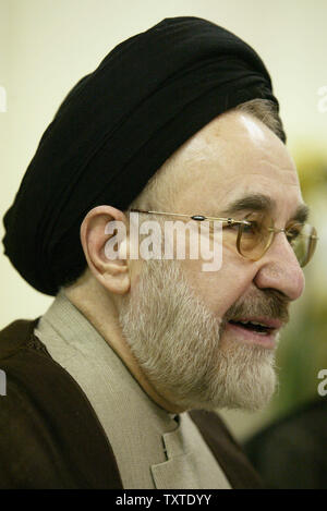 Iran dell ex Presidente Seyyed Mohammad Khatami parla durante la sua conferenza stampa su "Il Secondo Congresso Internazionale sulla fine rivoluzionario fondatore Ayatollah Khomeini e il reame della religione (Dignità umana)' in Tehran, Iran il 26 maggio 2007. (UPI foto/Mohammad Kheirkhah) Foto Stock