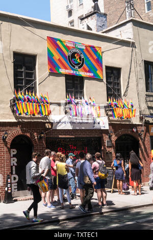 La Stonewall Inn si trova nel Greenwich Village di New York, Stati Uniti d'America Foto Stock