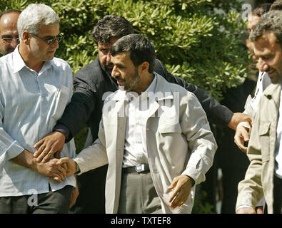 Il presidente dell'Iran Mahmoud Ahmadinejad (C) lascia il settimanale la preghiera del venerdì a Tehran University campus durante il mese sacro del Ramadan in Tehran, Iran il 21 settembre 2007. Ahmadinejad lascerà Tehran sett. 23 e arriva a New York il giorno successivo con un alto livello di delegazione ufficiale per partecipare alla sua terza U.N. Assemblea generale di questo mese. (UPI foto/Mohammad Kheirkhah) Foto Stock