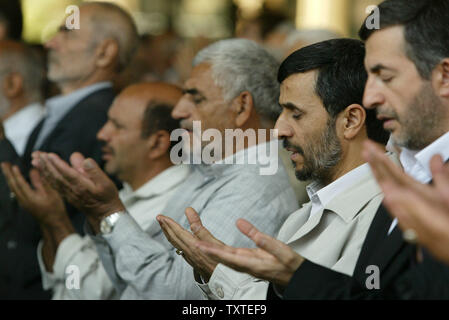 Il presidente dell'Iran Mahmoud Ahmadinejad (seconda R) prega come frequenta presso il settimanale la preghiera del venerdì a Tehran University campus durante il mese sacro del Ramadan in Tehran, Iran il 21 settembre 2007. Ahmadinejad lascerà Tehran sett. 23 e arriva a New York il giorno successivo con un alto livello di delegazione ufficiale per partecipare alla sua terza U.N. Assemblea generale di questo mese. (UPI foto/Mohammad Kheirkhah) Foto Stock