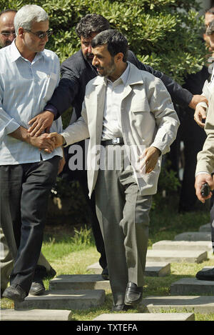 Il presidente dell'Iran Mahmoud Ahmadinejad (C) lascia il settimanale venerdì preghiere mentre egli accompagnatori con una delle sue guardie del corpo a Tehran University campus durante il mese sacro del Ramadan in Tehran, Iran il 21 settembre 2007. Ahmadinejad lascerà Tehran sett. 23 e arriva a New York il giorno successivo con un alto livello di delegazione ufficiale per partecipare alla sua terza U.N. Assemblea generale di questo mese. (UPI foto/Mohammad Kheirkhah) Foto Stock