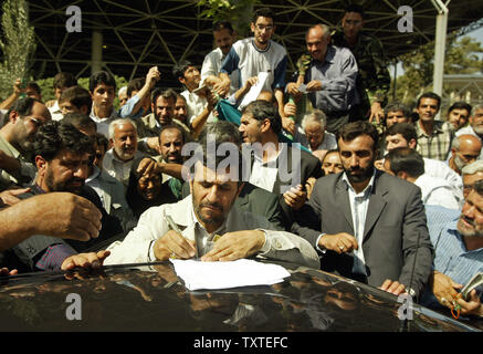 Il presidente dell'Iran Mahmoud Ahmadinejad (C) prende le lettere come egli lascia il settimanale venerdì preghiere con le sue guardie del corpo a Tehran University campus durante il mese sacro del Ramadan in Tehran, Iran il 21 settembre 2007. Ahmadinejad lascerà Tehran sett. 23 e arriva a New York il giorno successivo con un alto livello di delegazione ufficiale per partecipare alla sua terza U.N. Assemblea generale di questo mese. (UPI foto/Mohammad Kheirkhah) Foto Stock