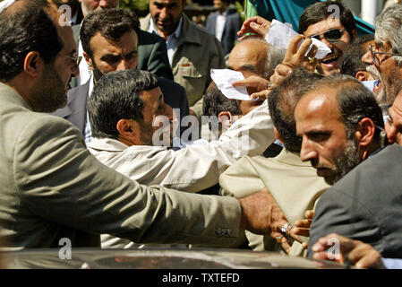 Il presidente dell'Iran Mahmoud Ahmadinejad (C) prende le lettere come egli lascia a te il settimanale venerdì preghiere mentre egli accompagna con le sue guardie del corpo a Tehran University campus durante il mese sacro del Ramadan in Tehran, Iran il 21 settembre 2007. Ahmadinejad lascerà Tehran sett. 23 e arriva a New York il giorno successivo con un alto livello di delegazione ufficiale per partecipare alla sua terza U.N. Assemblea generale di questo mese. (UPI foto/Mohammad Kheirkhah) Foto Stock