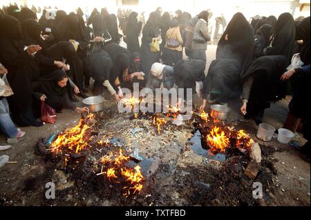 Sciita iraniano le donne musulmane coprono i loro volti come si accendono le candele durante una religione tradizionale cerimonia in Khorramabad, una città in provincia di Lorestan, 499 km (310 miglia) ad ovest di Tehran, Iran il 18 gennaio 2008. Ashura è il picco di dieci giorni di lutto durante il mese islamico di Muharram, il primo mese del calendario lunare, quando musulmani sciiti piangono la macellazione degli imam Hussein 1366 anni fa in che cosa ora è Karbala in Iraq meridionale. Durante il giorno di Tasua, le donne piangenti in questa città coprono le loro facce e camminare in silenzio come essi bussano alle porte delle case di quaranta e luce candl Foto Stock