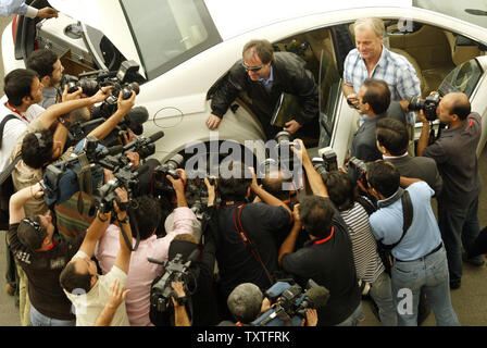 Irlandese cantante pop Chris de Burgh (C) arriva tra media per una conferenza stampa per annunciare "senza di te, con te', un nuovo album di Iran del Arian band musicale che contiene una canzone in collaborazione con lui in Rayzan centro internazionale di conferenze di Teheran, Iran il 28 maggio 2008. De Burgh è quello di riprodurre una storica gig in Tehran, segnando la prima volta che un artista occidentale si esibiranno in Iran per quasi trent'anni. (UPI foto/Mohammad Kheirkhah) Foto Stock