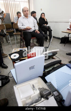 Ali Ashtari (C), un 45-anno-vecchio commerciante nel materiale promozionale elettronico che ha fornito ai dispositivi elettronici di basi militari e centri di ricerca, si siede in un tribunale rivoluzionario di Teheran, Iran il 28 giugno 2008. Ashtari è stato trovato colpevole di invio "sensibili informazioni in materia militare e di difesa e di centri di ricerca' per Israele rapporti dire. Il materiale ha riferito di avere inviato ad Israele incluse informazioni su dell'iran energia atomica organizzazione. Il testo della sua presunta confessione è riportato da far notizia di agenzia che dice Mossad ha dato lui $50.000 per la fornitura di cavi internet e telefoni satellitari per 'speciale Foto Stock