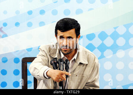 Il presidente dell'Iran Mahmoud Ahmadinejad parla durante la sua conferenza stampa a Tehran, Iran il 18 settembre 2008. (UPI foto/STR) Foto Stock