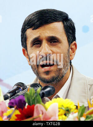 Il presidente dell'Iran Mahmoud Ahmadinejad parla durante la sua conferenza stampa a Tehran, Iran il 18 settembre 2008. (UPI foto/STR) Foto Stock