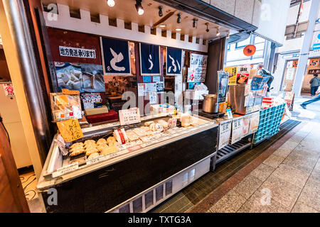 Kyoto, Giappone - 17 Aprile 2019: Città con mercato Nishiki negozi e ristoranti e il cibo di tofu fornitore con nessuno e firmare per yuba pelle Foto Stock
