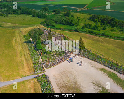 Antenna vista panoramica della Collina delle Croci KRYZIU KALNAS . Si tratta di un famoso sito religioso di pellegrinaggio cattolico in Lituania Foto Stock