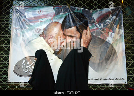 Due donne iraniane passano un banner con il presidente dell'Iran Mahmoud Ahmadinejad a una campagna presidenziale rally in Tehran, Iran il 31 maggio 2009. Dell'Iran elezioni presidenziali si svolgerà il 12 giugno. (UPI foto/Mohammad Kheirkhah) Foto Stock