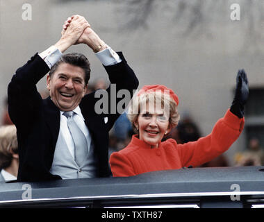 RONALD REAGAN e la moglie Nancy alla sua inaugurazione presidenziale Parade 20 gennaio 1981. Foto: Casa Bianca Foto Stock