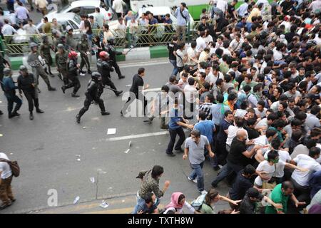 Iraniano di polizia antisommossa scontro con i sostenitori del candidato riformista Mir Hossein Mousavi come essi dimostrano contro i risultati del Iraniano elezione presidenziale che ha dichiarato il Presidente uscente Mahmoud Ahmadinejad il vincitore, a Tehran, Iran il 13 giugno 2009. UPI (foto) Foto Stock