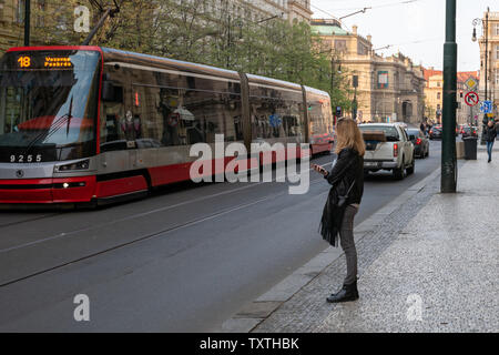 Praga, Repubblica Ceca - 10 APRILE 2019: Pragues nuovo modello di tram preleva i clienti in primavera Foto Stock