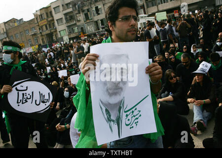 I sostenitori del candidato riformista Mir Hossein Mousavi raccogliere per le strade di Tehran, Iran a manifestare contro i risultati del Iraniano elezione presidenziale del 18 giugno 2009. UPI (foto) Foto Stock