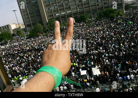 I sostenitori del candidato riformista Mir Hossein Mousavi raccogliere per le strade di Tehran, Iran a manifestare contro i risultati del Iraniano elezione presidenziale del 18 giugno 2009. UPI (foto) Foto Stock