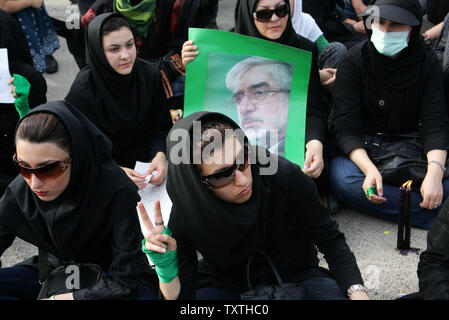 I sostenitori del candidato riformista Mir Hossein Mousavi raccogliere per le strade di Tehran, Iran a manifestare contro i risultati del Iraniano elezione presidenziale del 18 giugno 2009. UPI (foto) Foto Stock