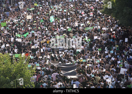 I sostenitori del candidato riformista Mir Hossein Mousavi raccogliere per le strade di Tehran, Iran a manifestare contro i risultati del Iraniano elezioni presidenziali del 17 giugno 2009. UPI (foto) Foto Stock