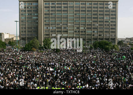 I sostenitori del candidato riformista Mir Hossein Mousavi raccogliere per le strade di Tehran, Iran a manifestare contro i risultati del Iraniano elezione presidenziale del 18 giugno 2009. UPI (foto) Foto Stock