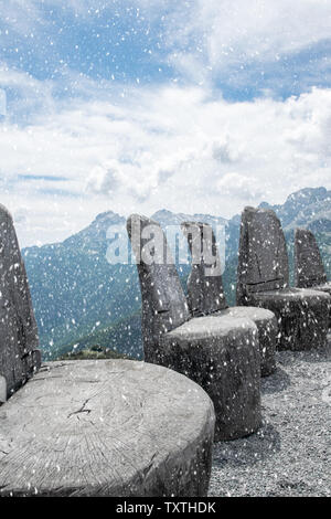 Divinità sedie. Antichi troni degli dèi sulla cima della montagna Foto Stock
