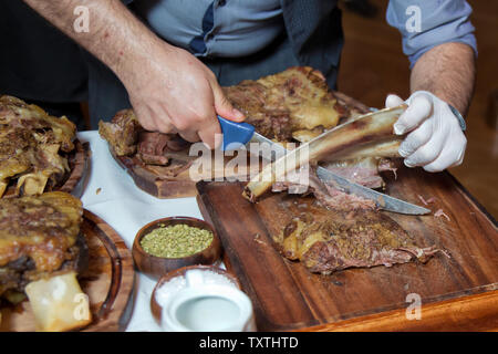 Molti Cucina tradizionale Azerbaigian asting agnello grigliate.carne arrosto su un fuoco aperto, cucinato in modo speciale.Barbecue è preparato con carne di agnello o shee Foto Stock