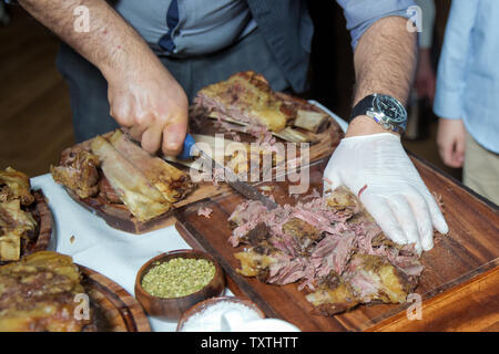 Molti Cucina tradizionale Azerbaigian asting agnello grigliate.carne arrosto su un fuoco aperto, cucinato in modo speciale.Barbecue è preparato con carne di agnello o shee Foto Stock