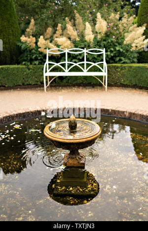 Fontana nei giardini di rose a Mottisfont Abbey Foto Stock