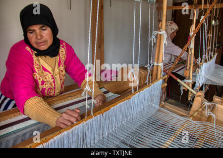 Khizana, Chefchaouen, Marocco - 2 Maggio 2019: marocchina artigianale di donne che operano tradizionalmente su vecchi telai della cooperativa femminile situato in una delle zone rurali Foto Stock