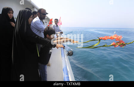 I parenti delle vittime di un aereo di linea iraniano che fu abbattuto da una nave da guerra degli Stati Uniti oltre due decenni fa partecipare ad una cerimonia di commemorazione dei morti nel Golfo Persico, a largo della costa dell'Iran il 2 luglio 2012. Il 3 luglio 1988 un aereo iraniano Airbus A300 è stato abbattuto come passò oltre il golfo Persico, tutti i 290 passeggeri sono stati uccisi. UPI/Maryam Rahmanian Foto Stock