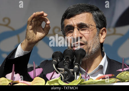 Il presidente iraniano Mahmoud Ahmadinejad parla a piazza Azadi (Piazza della Libertà) per la celebrazione del trentaquattresimo anniversario della rivoluzione islamica in Tehran, Iran il 10 febbraio 2013. Ahmadinejad disse alla folla che la nazione iraniana è forte come potrebbe essere e nessuno può imporre la loro volontà sul popolo iraniano. Egli ha inoltre aggiunto "Oggi, nemici stanno compiendo ogni sforzo per arrestare il progresso della nazione iraniana aumentando la pressione, ma non hanno avuto successo.' UPI/Maryam Rahmanian Foto Stock