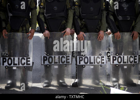 Supporto di polizia di guardia iraniano come studente universitario consegna fiori a sostegno di buone relazioni con la testa di Egitto e sezione di interesse a Tehran, Iran il 9 aprile 2013. Iraniano voli turistici e visite in Egitto sono state sospese da Egitto, ma l'Iran spera che i voli riprenderanno a migliorare le relazioni. UPI/Maryam Rahmanian Foto Stock