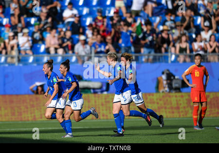 Montpellier, Francia. Il 25 giugno, 2019. I giocatori di Italia celebrare rigature durante il round di 16 match tra Italia e Cina al 2019 FIFA Coppa del Mondo Femminile a Montpellier, Francia, giugno 25, 2019. Credito: Mao Siqian/Xinhua/Alamy Live News Foto Stock