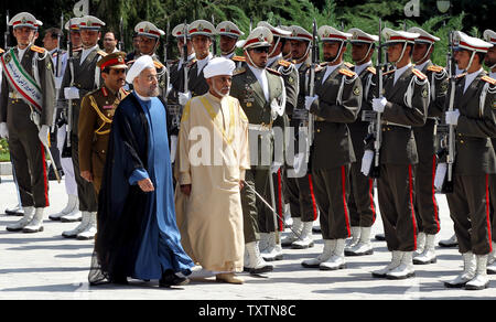 Oman il Sultano Qaboos bin Sa'id (R) recensioni truppe con il presidente iraniano Hassan Rouhani (L) al palazzo presidenziale a Tehran, Iran il 25 agosto 2013.Il monarca Omani è il primo capo di stato a visitare Teheran poiché Rouhani ha assunto l incarico il 4 agosto. UPI/Maryam Rahmanian Foto Stock