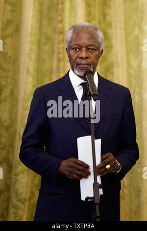 Ex Segretario Generale dell ONU Kofi Annan fa un commento circa la sicurezza regionale dopo la discussione con funzionari iraniani il 27 gennaio 2014. Annan, presidente della organizzazione degli anziani è in Iran con l ex presidente finlandese Martti Ahtisaari e fomer il presidente messicano Ernesto Zedillo. UPI/Maryam Rahmanian Foto Stock