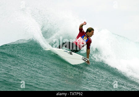 Difesa Rip Curl Pro champ che regna e ASP il campione del mondo Andy hawaiano Ferri (Kauai, Hawaii) (foto) fuori surfano carattere jolly e U18 junior world champion Australian Ben Dunn (Taree, NSW) in tre round del Rip Curl Pro a Bells Beach a Bells Beach, Torquay, Victoria, Australia domenica, 11 Aprile 2004.Ferri da stiro, chi è vinto back to back titoli mondiali e Rip Curl Pro titoli nel 2002 e 2003, facce Australian Luke Egan (Gold Coast) in quattro round.(UPI foto/Piere Tostee) Foto Stock