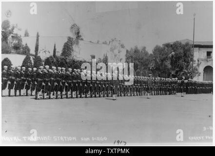 [Marinai a parade presso il Parco Balboa, U.S. Naval Training Station, San Diego, California. Foto Stock