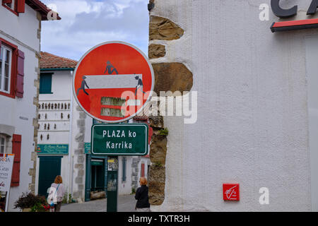 Nessun segnale stradale di ingresso, modificato aggiungendo un adesivo a forma umana Foto Stock