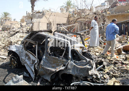 Un bruciato auto è visto tra le macerie presso il sito di un bombardamento a Baghdad, Iraq, 25 agosto 2010. Una stringa di attacchi targeting delle forze di sicurezza irachene il mercoledì a sinistra alcuni morti e decine di feriti, di polizia e di funzionari dell'ospedale detto il giorno dopo il numero di soldati americani nel paese cadde sotto 50.000. UPI/foto Foto Stock