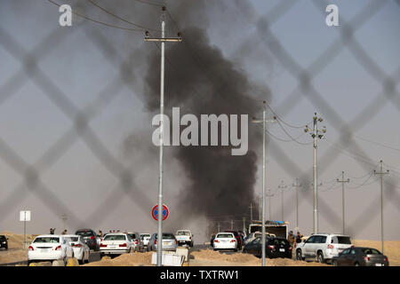 Il fumo aumenta durante scontri nei pressi del Altun Kubri checkpoint, 40km da Kirkuk, il 21 ottobre, 2017. Le forze irachene si sono scontrati con i combattenti curdi come il governo centrale ha detto che lottò indietro il controllo dell'ultima area di Kirkuk disputerà la provincia nell'ultima fase di un fulmine di funzionamento a seguito di una controversa indipendenza votazione. Foto di Hana Noori; /UPI Foto Stock