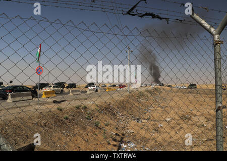 Il fumo aumenta durante scontri nei pressi del Altun Kubri checkpoint, 40km da Kirkuk, il 21 ottobre, 2017. Le forze irachene si sono scontrati con i combattenti curdi come il governo centrale ha detto che lottò indietro il controllo dell'ultima area di Kirkuk disputerà la provincia nell'ultima fase di un fulmine di funzionamento a seguito di una controversa indipendenza votazione. Foto di Hana Noori; /UPI Foto Stock