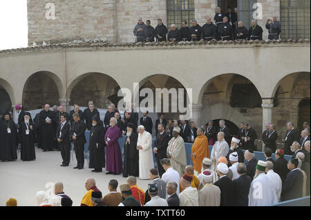 I leader religiosi, tra cui Benedetto XVI, incontrarsi al di fuori della Basilica di San Francesco durante i colloqui interreligiosi su ottobre 27, 2011 in Assisi, Italia. Papa Benedetto XVI il Papa ha incontrato circa 300 leader religiosi e intellettuali ateo, in occasione del XXV anniversario di Assisi incontro interreligioso. UPI/Stefano Spaziani Foto Stock