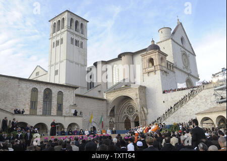 I leader religiosi, tra cui Benedetto XVI, incontrarsi al di fuori della Basilica di San Francesco durante i colloqui interreligiosi su ottobre 27, 2011 in Assisi, Italia. Papa Benedetto XVI il Papa ha incontrato circa 300 leader religiosi e intellettuali ateo, in occasione del XXV anniversario di Assisi incontro interreligioso. UPI/Stefano Spaziani Foto Stock