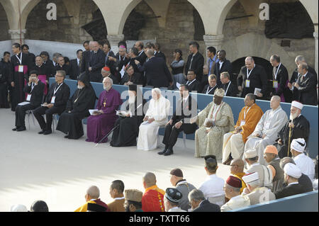 I leader religiosi, tra cui Benedetto XVI, incontrarsi al di fuori della Basilica di San Francesco durante i colloqui interreligiosi su ottobre 27, 2011 in Assisi, Italia. Papa Benedetto XVI il Papa ha incontrato circa 300 leader religiosi e intellettuali ateo, in occasione del XXV anniversario di Assisi incontro interreligioso. UPI/Stefano Spaziani Foto Stock