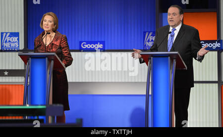 2016 candidato presidenziale repubblicano ex Arkansas Gov. Mike Huckabee (R) risponde a una domanda come business donna Carly Fiorina ascoltare durante la undercard del GOP dibattito ospitato da Fox News, Gennaio 28, 2016 a Des Moines, Iowa. Il dibattito è quella finale prima di Iowa's first-in-la-nazione Caucaso, 1 febbraio. Foto di Mike Theiler/UPI Foto Stock